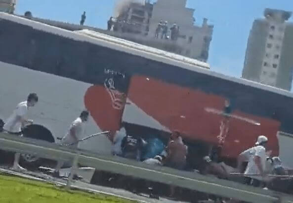 Torcida do Santos ataca ônibus de uma uniformizada do Internacional em Santa Catarina